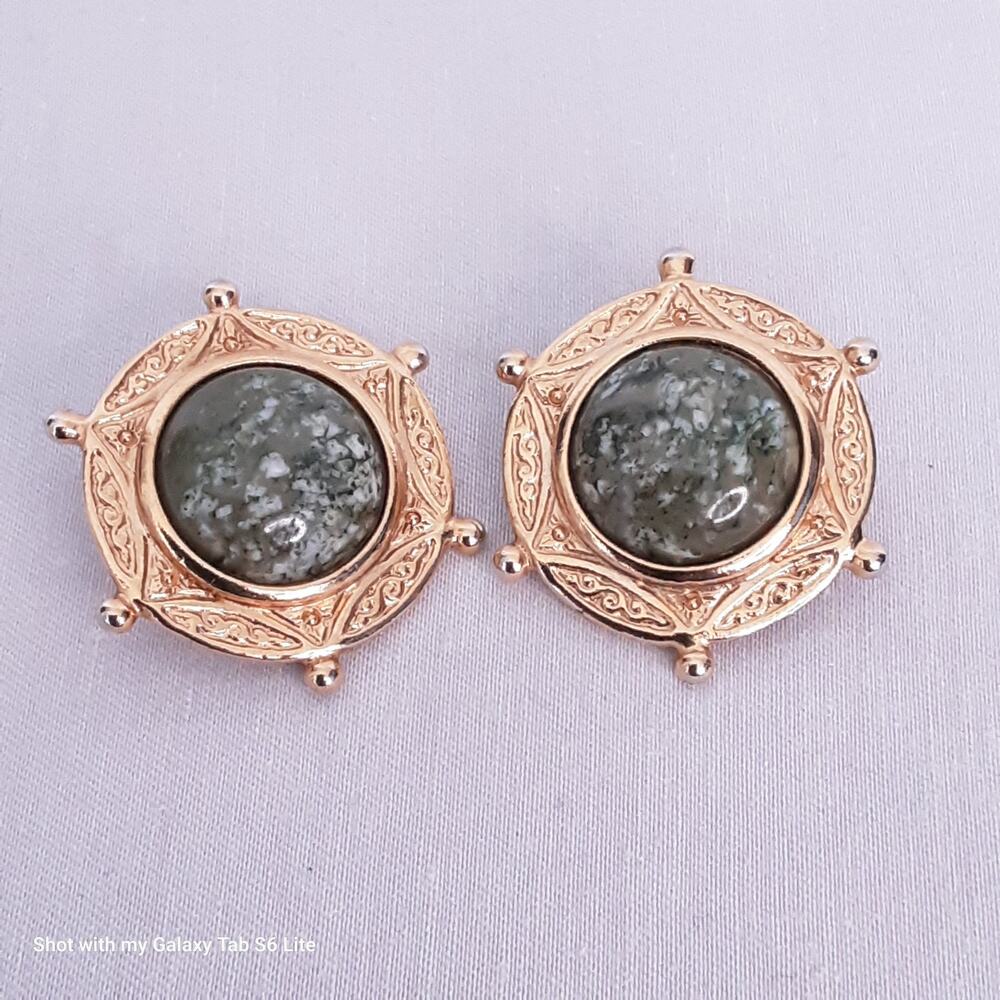 💎1990s Round Clip On Earrings Marbled Green Stones In Gold Tone Bezel Setting